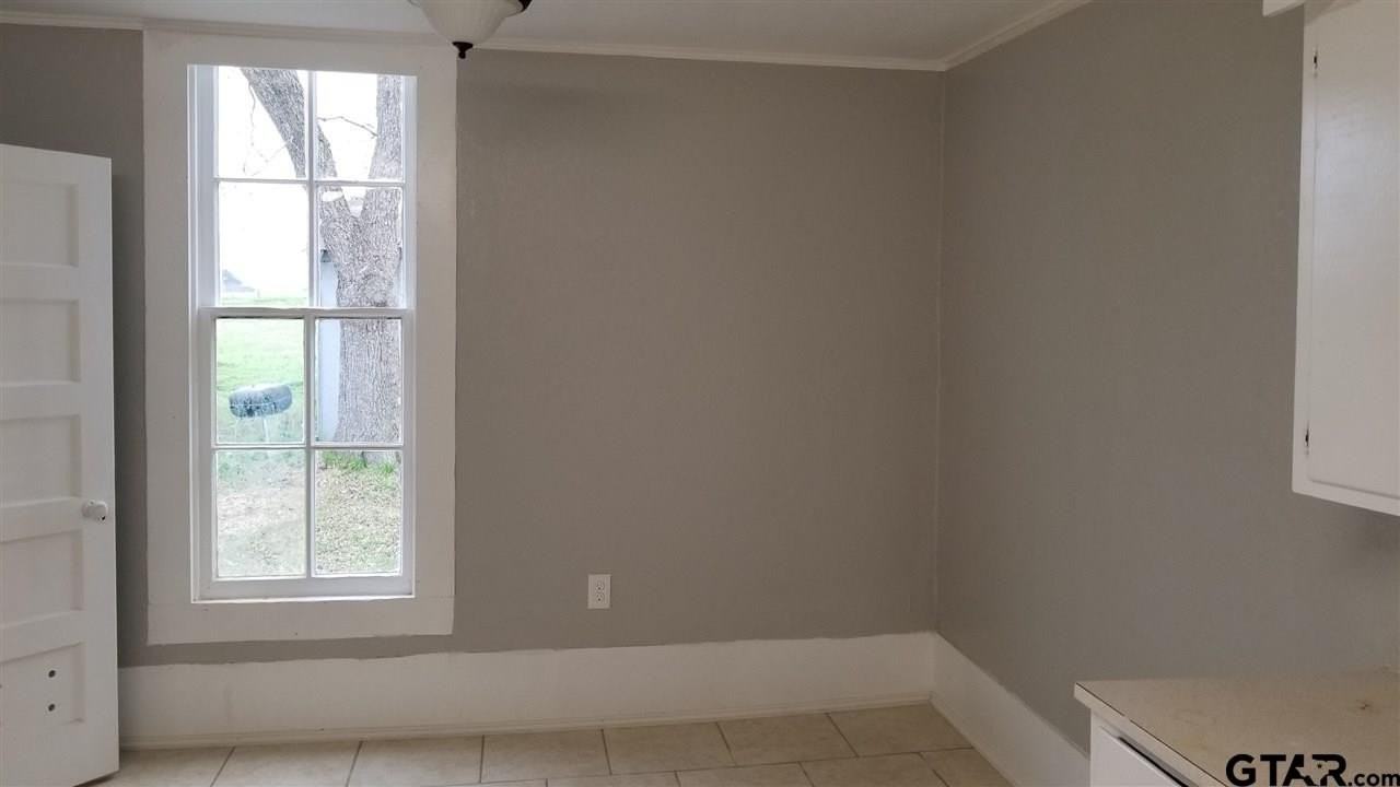 902 Crockett St - Photo 7 of 8