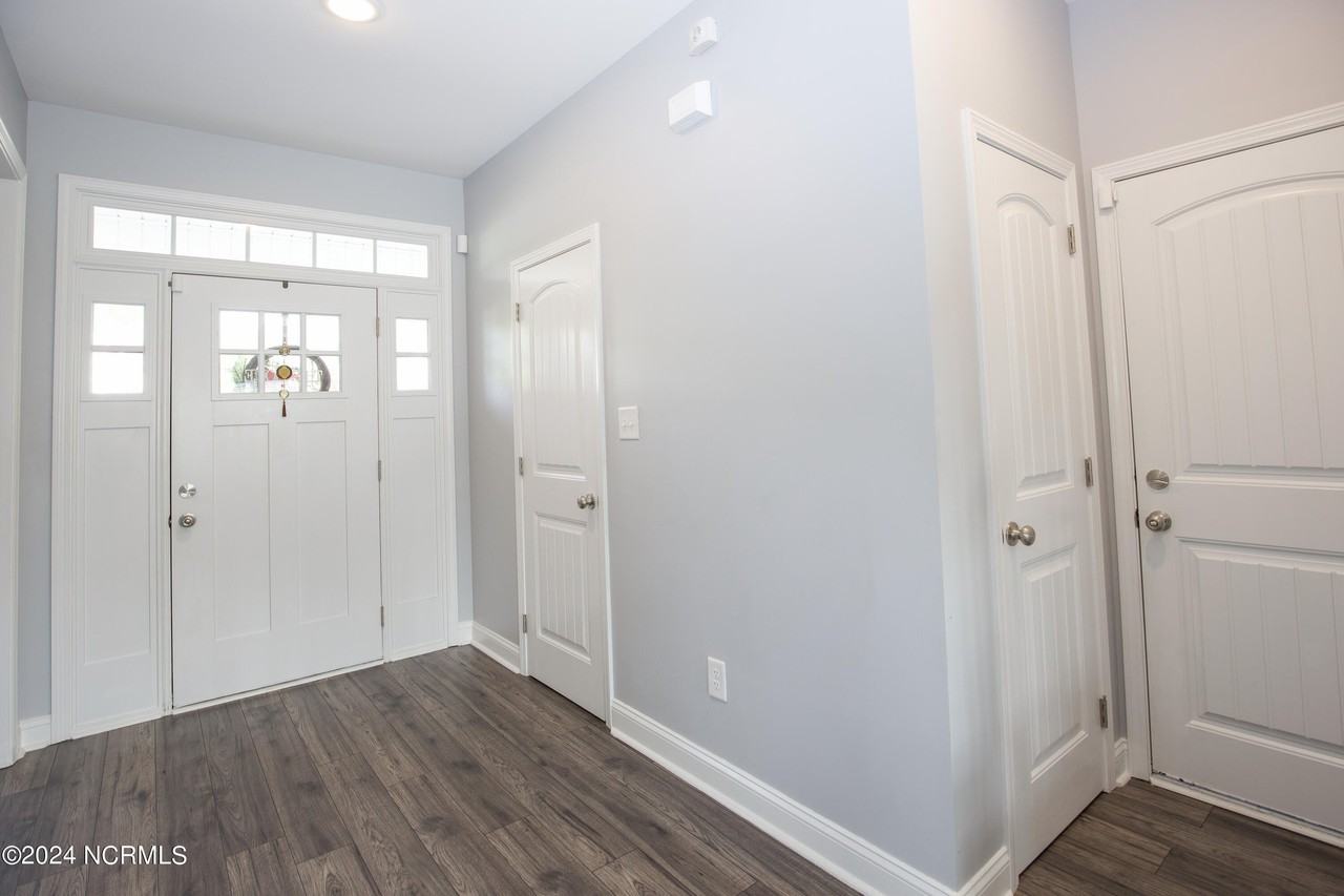 1253 Yellowwood Dr - Photo 4 of 48