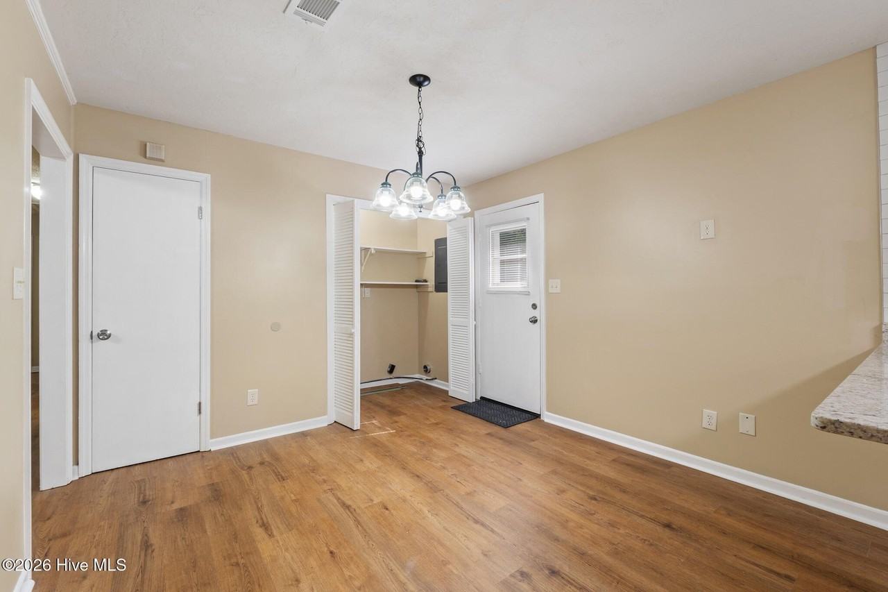 1916 Rock Springs Dr - Photo 5 of 17