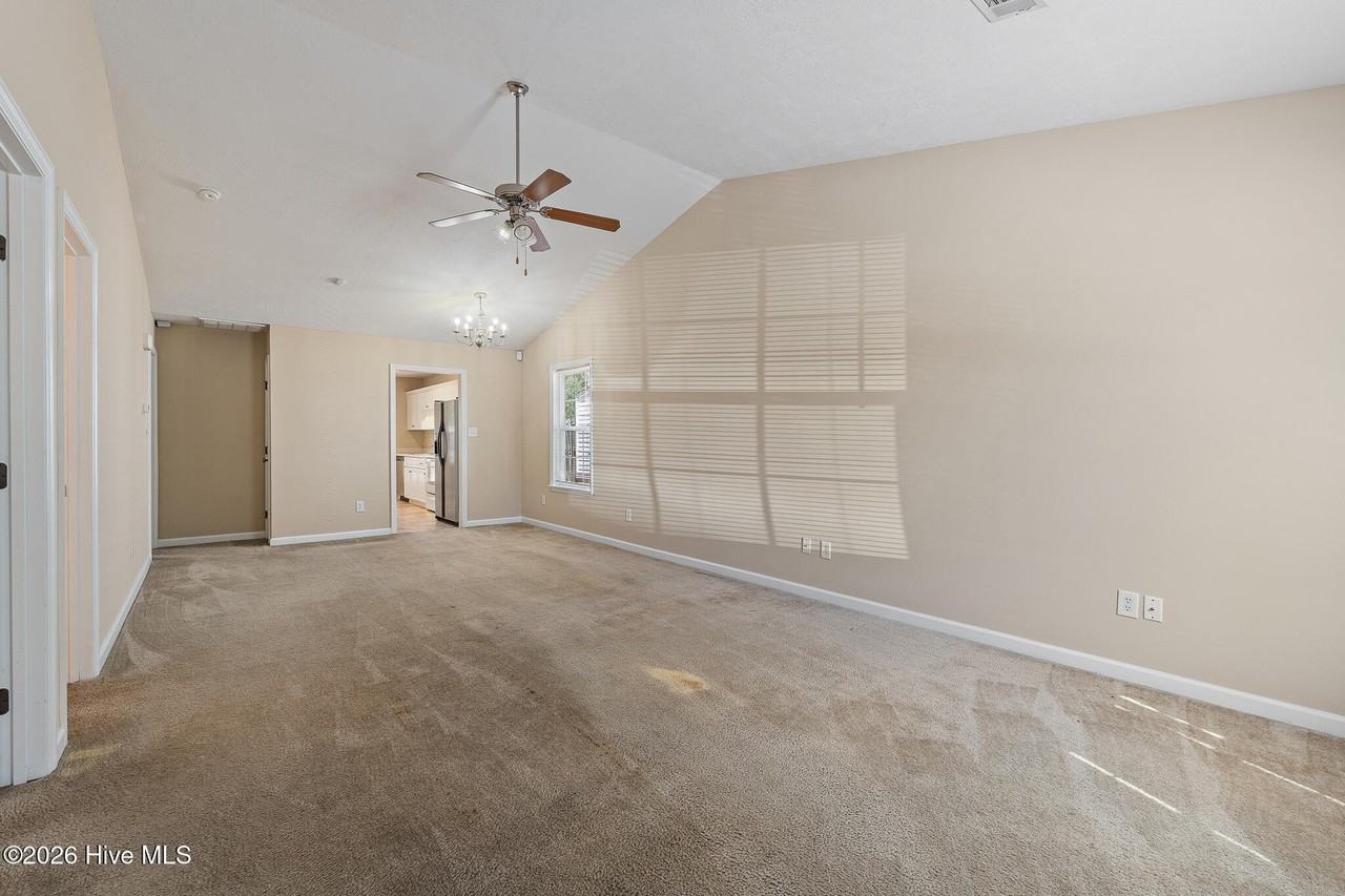 1527 Abby Way - Photo 3 of 17