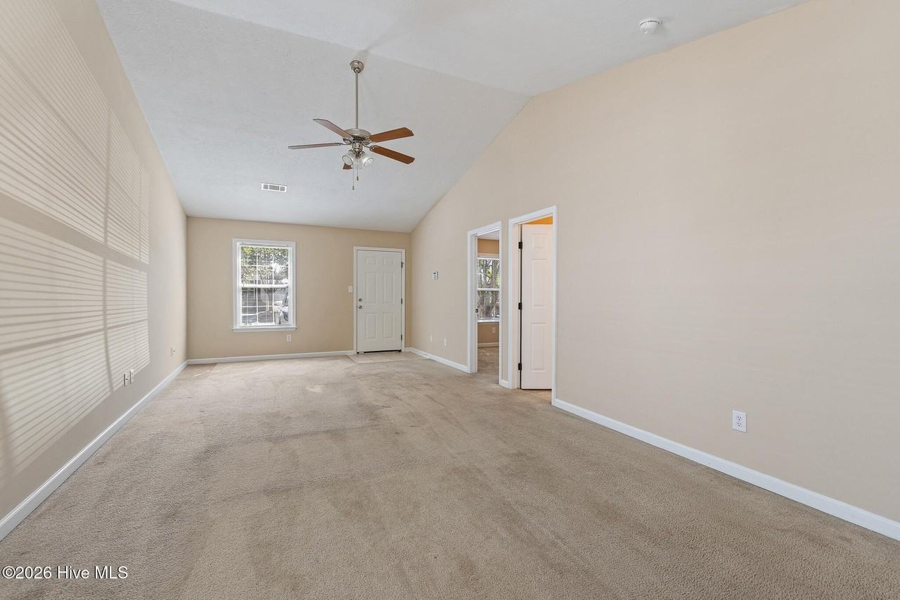 1527 Abby Way - Photo 4 of 17