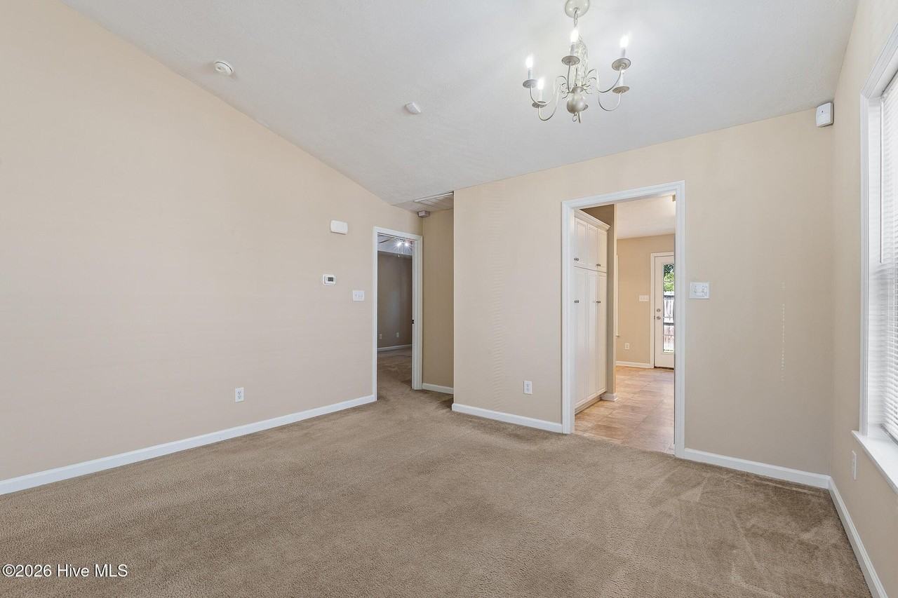 1527 Abby Way - Photo 5 of 17