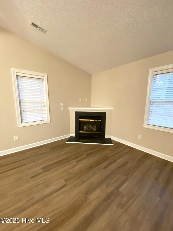 201 Village Ct - Photo 5 of 16
