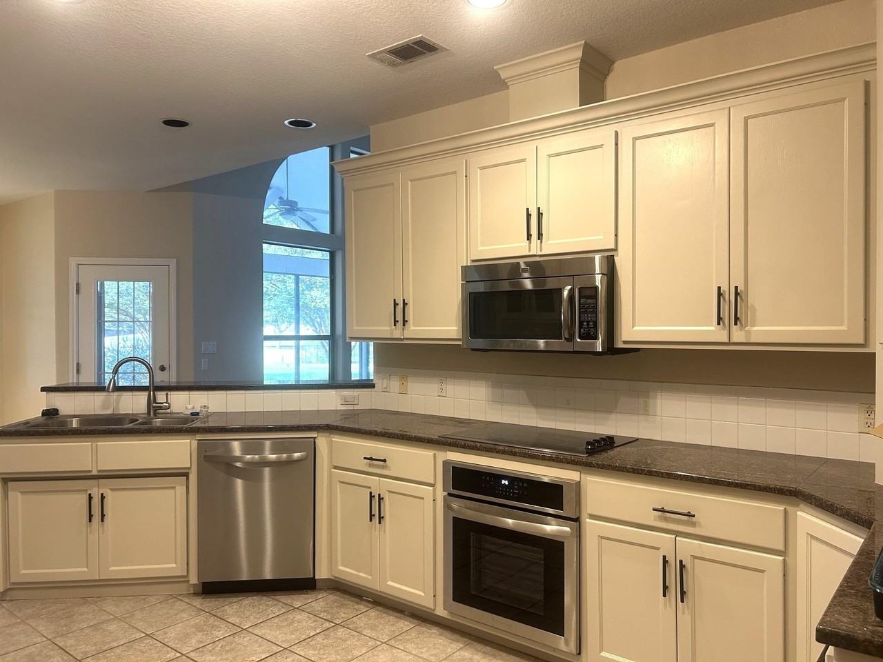120 Meadowlakes Dr - Photo 4 of 23
