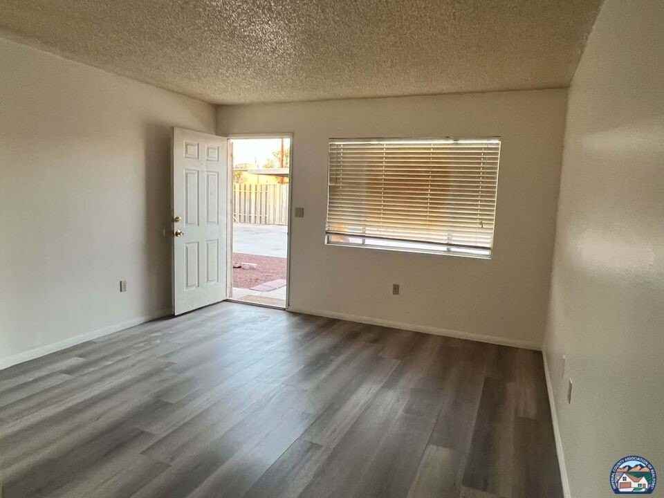 309 W Barioni Blvd - Photo 2 of 7