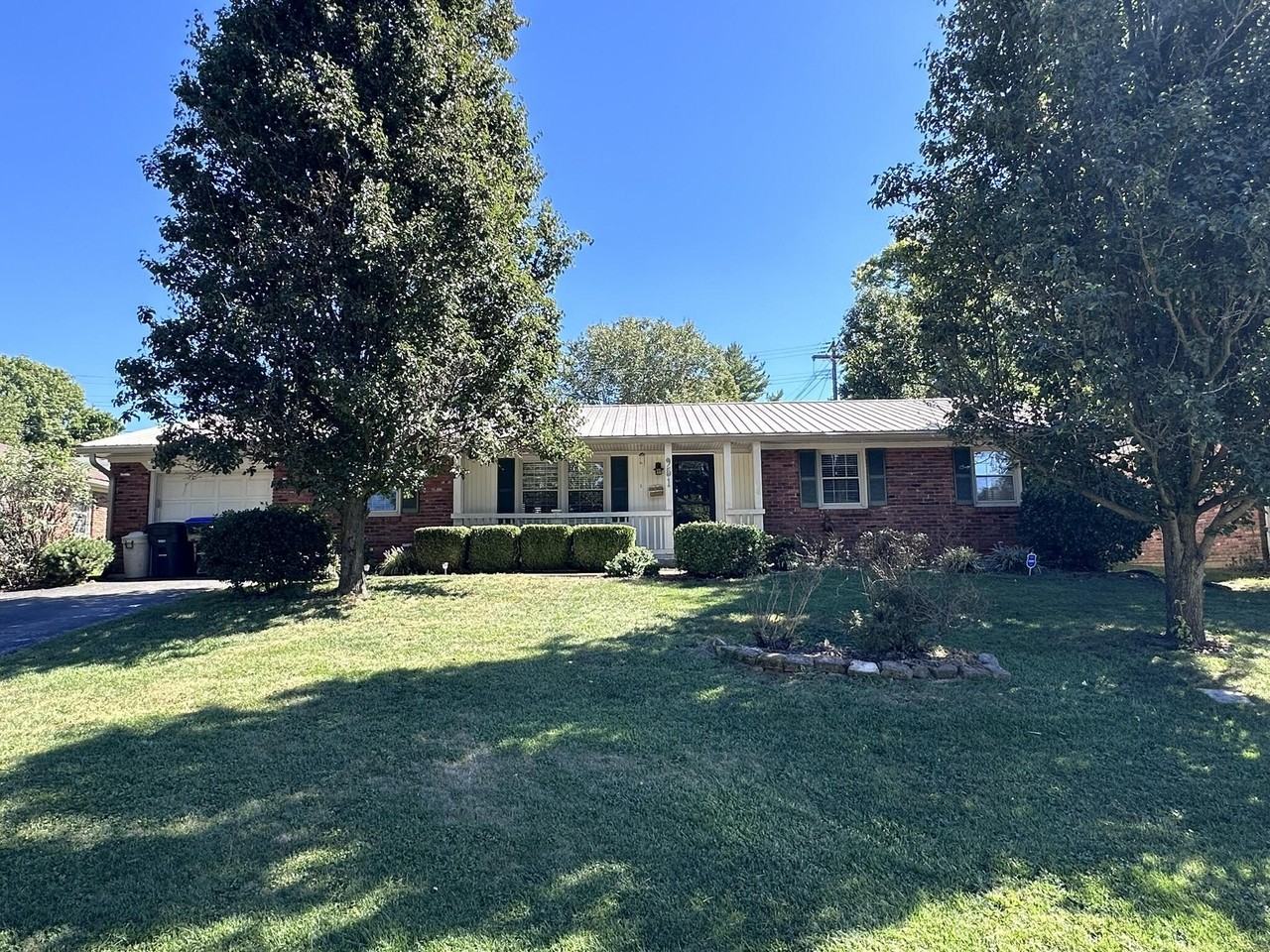 951 Brookhaven Dr - Photo 2 of 50