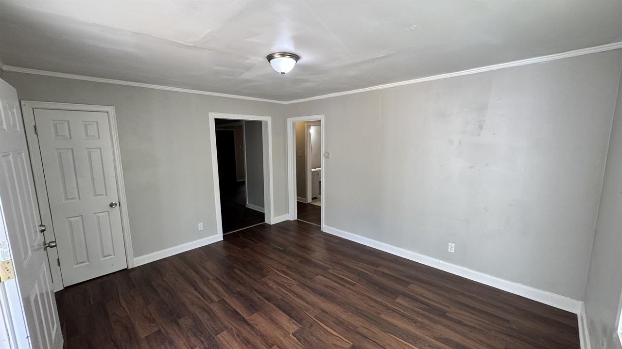 2303 Longstreet Dr - Photo 2 of 18