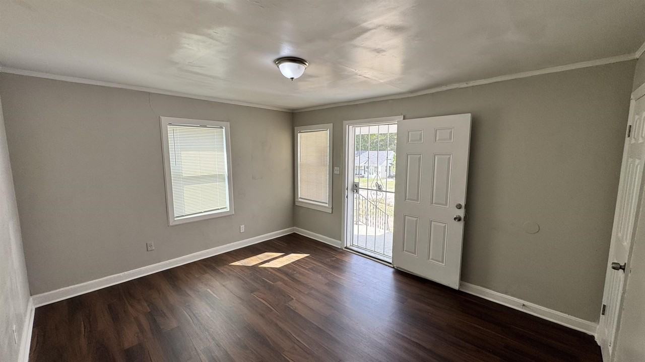 2303 Longstreet Dr - Photo 3 of 18