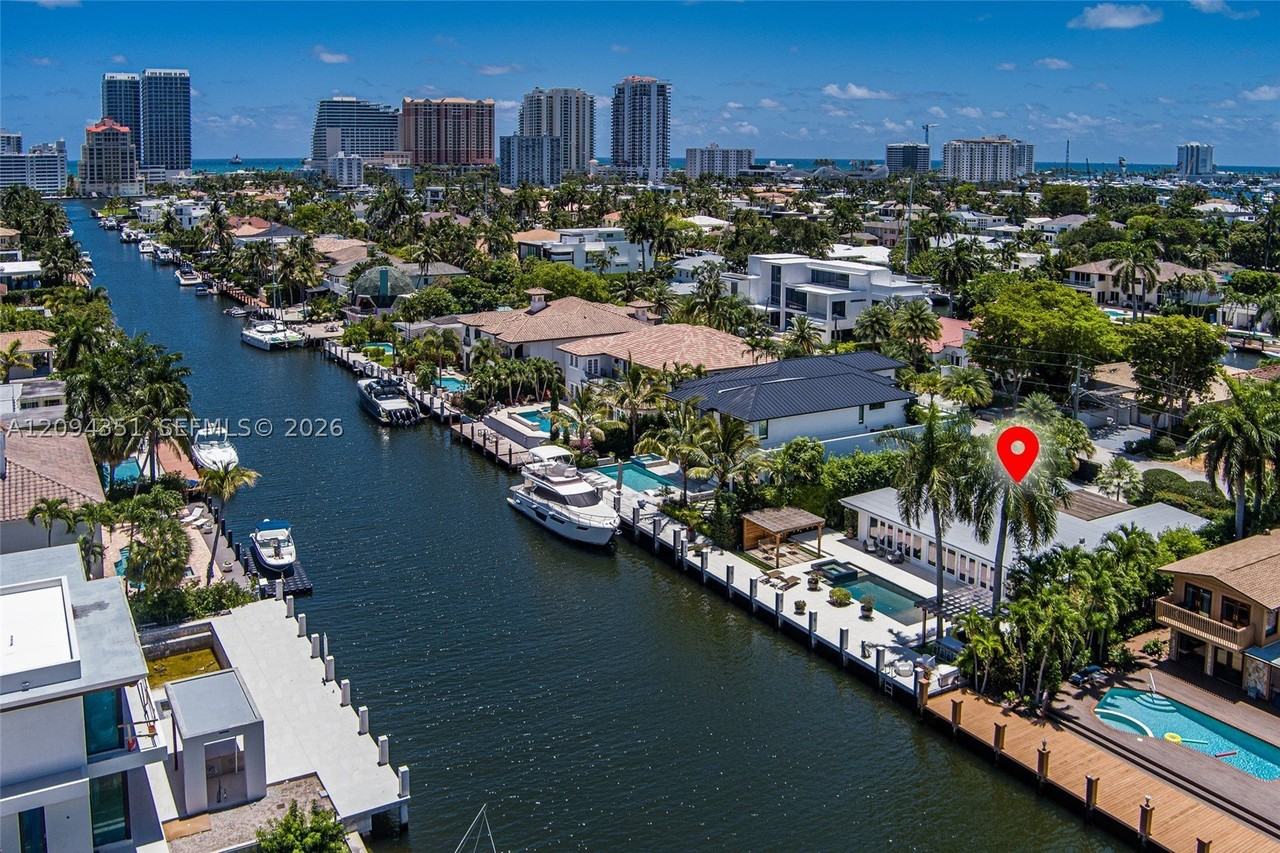2401 Sea Island Dr - Photo 4 of 38