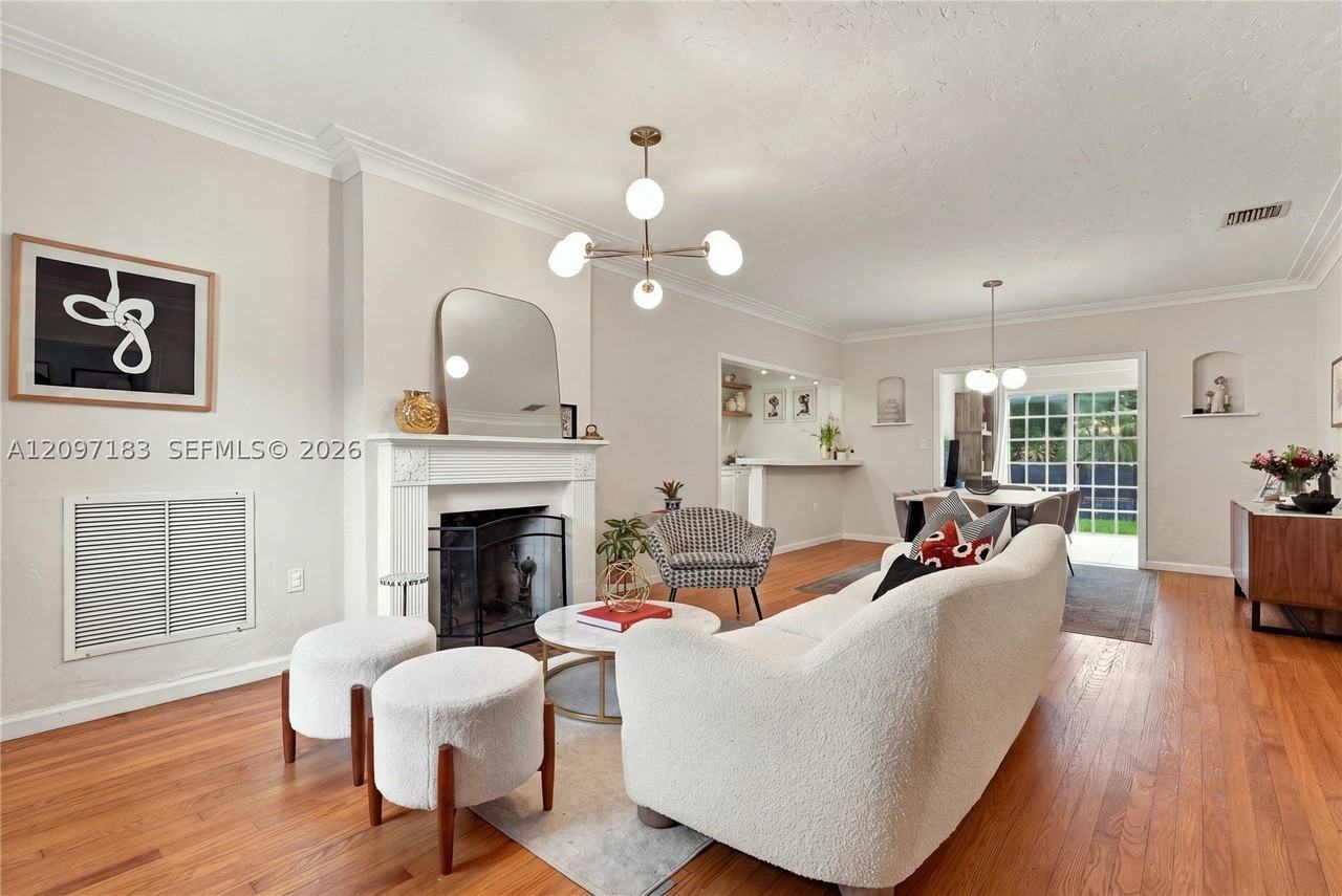 8827 Hawthorne Ave - Photo 5 of 35