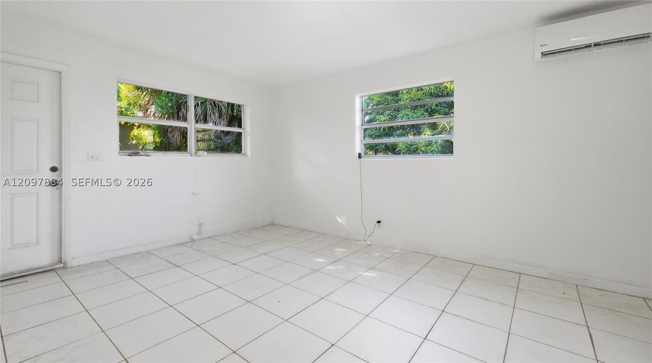 2711 Sw 8th St #3 - Photo 2 of 5