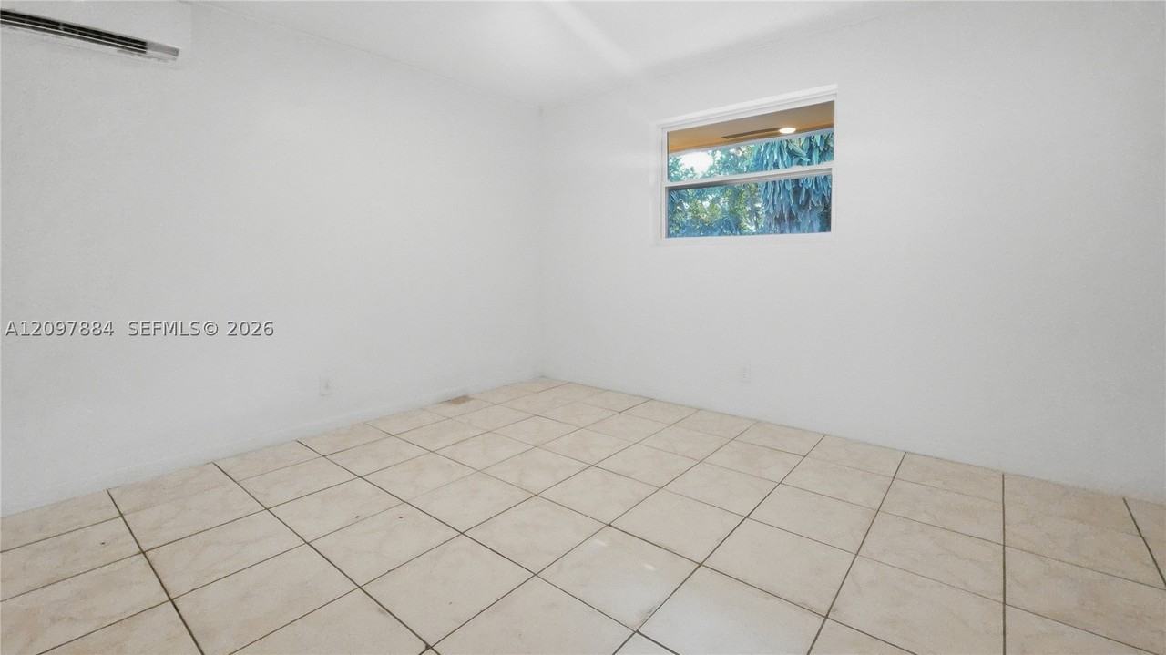 2711 Sw 8th St #3 - Photo 4 of 5