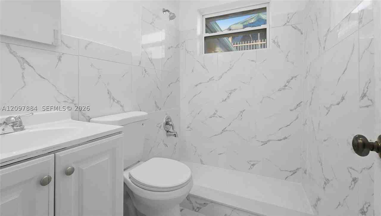 2711 Sw 8th St #3 - Photo 5 of 5