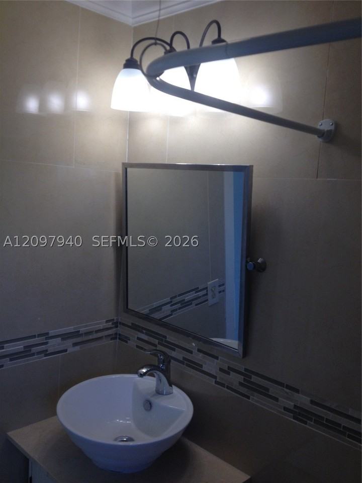 2143 Sw 62nd Ave #1 - Photo 5 of 10