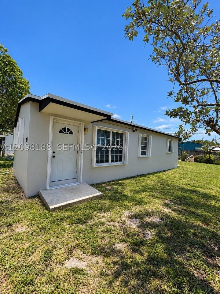 1511 N 70th Ter #0 - Photo 2 of 8