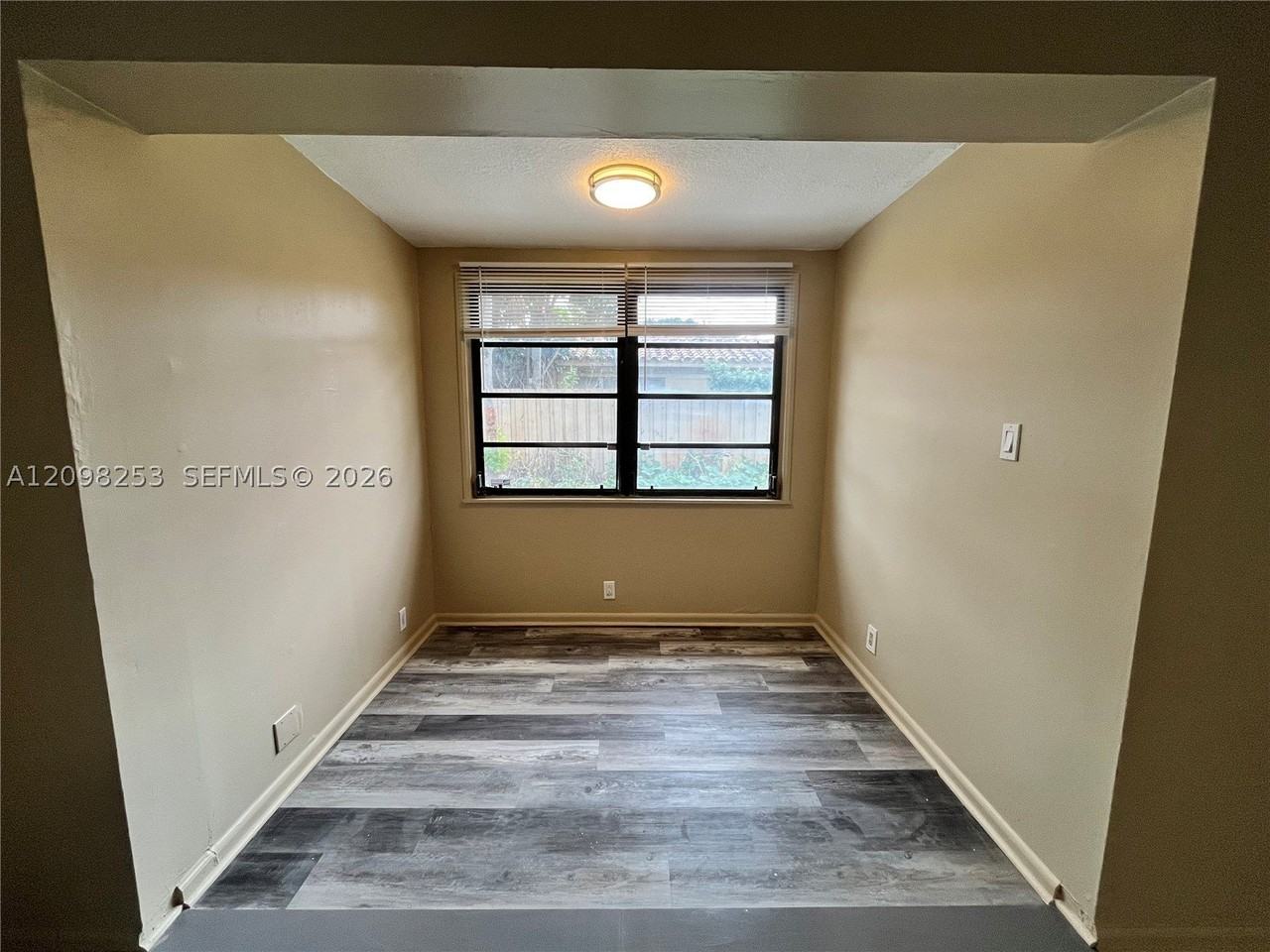1608 S 19th Ave - Photo 5 of 29