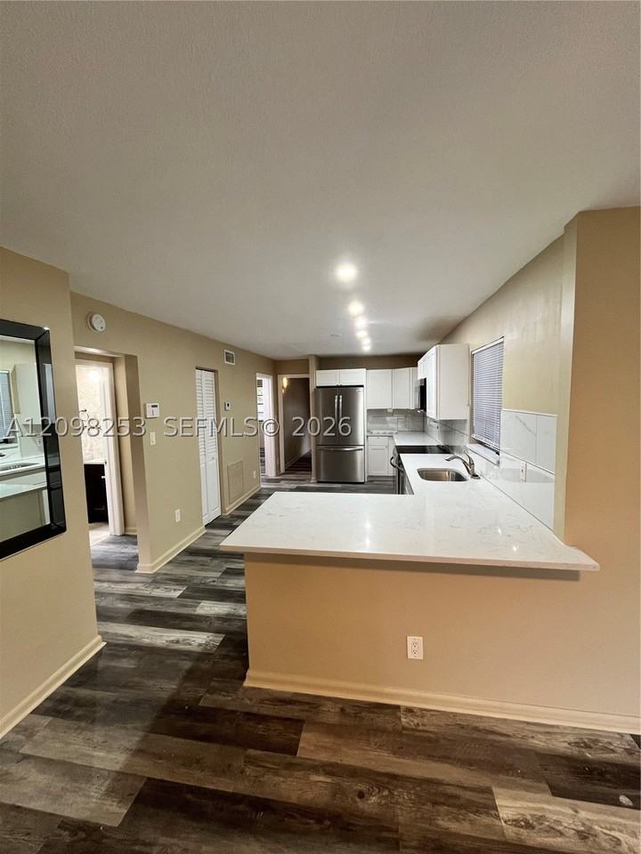 1608 S 19th Ave - Photo 6 of 29