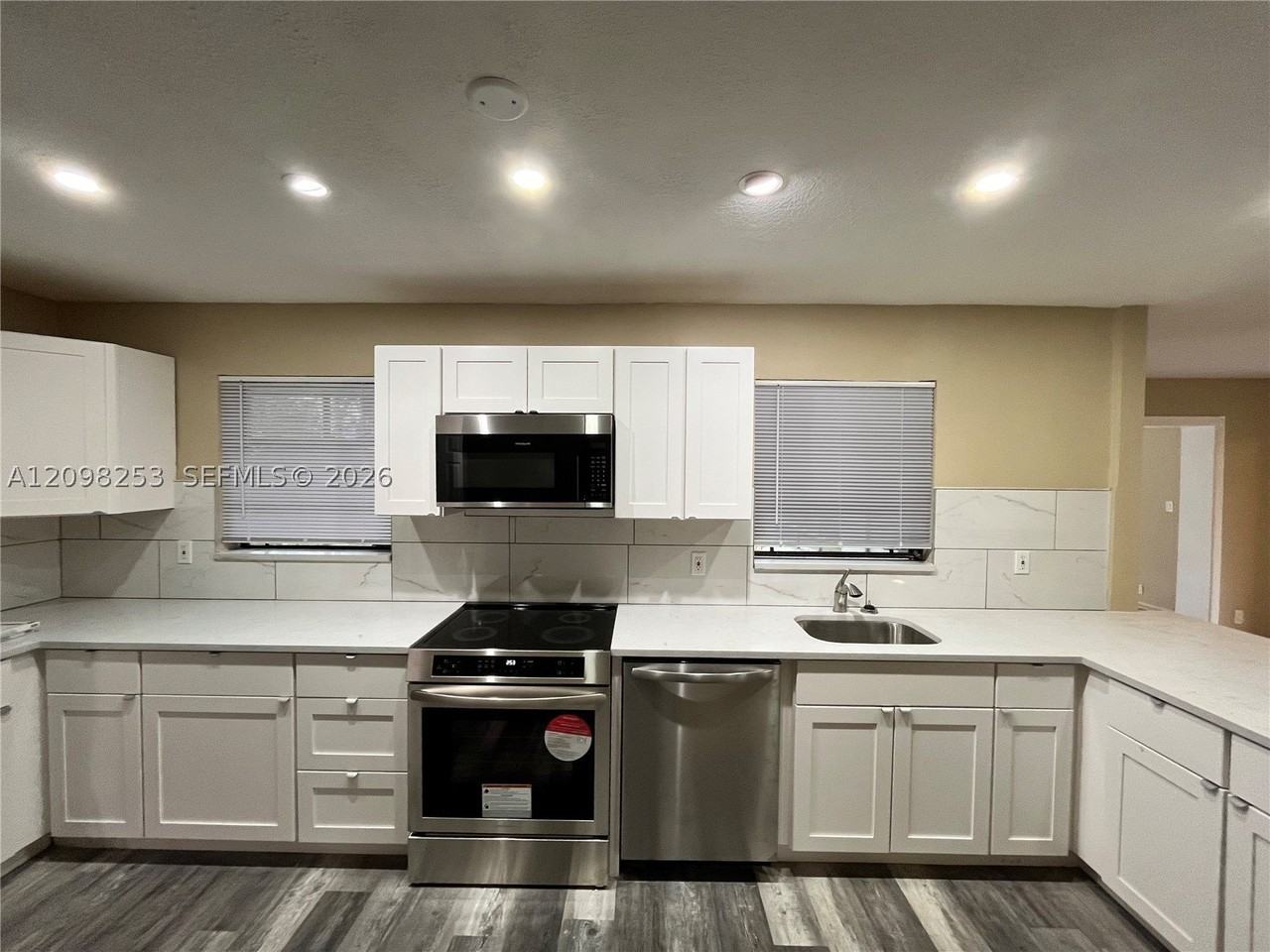 1608 S 19th Ave - Photo 7 of 29