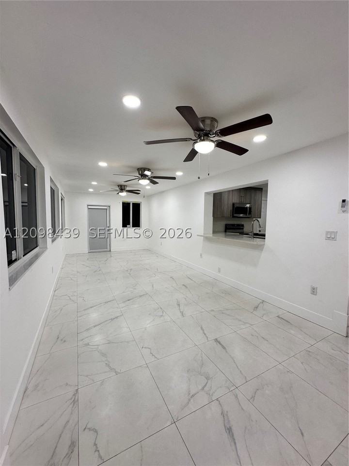 380 W 32nd St #1 - Photo 3 of 23