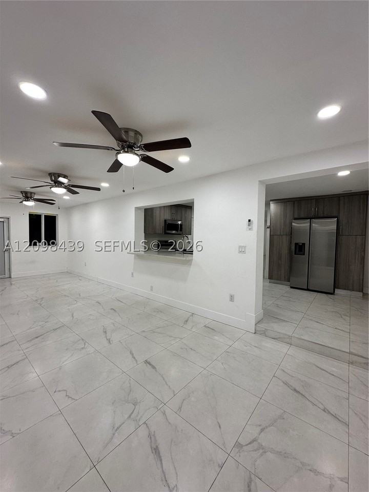 380 W 32nd St #1 - Photo 4 of 23