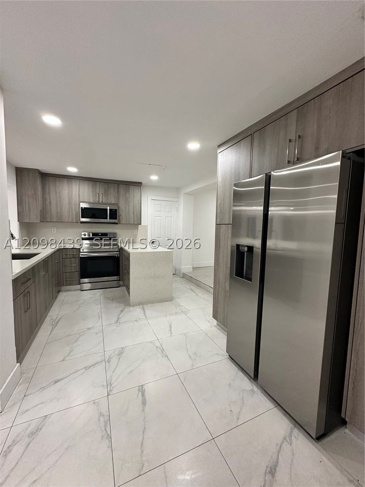 380 W 32nd St #1 - Photo 5 of 23