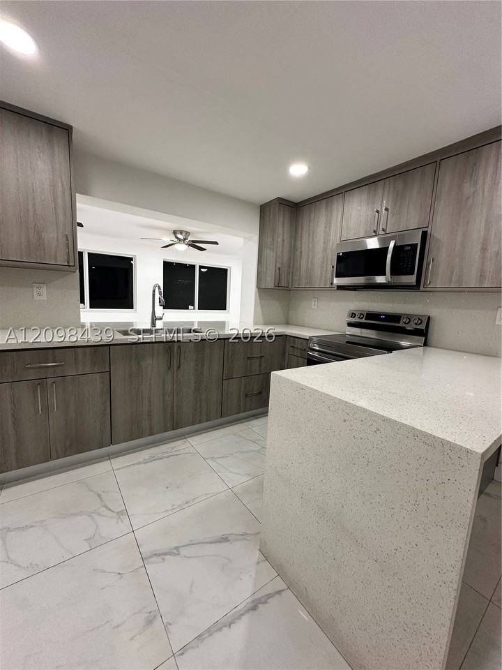 380 W 32nd St #1 - Photo 6 of 23