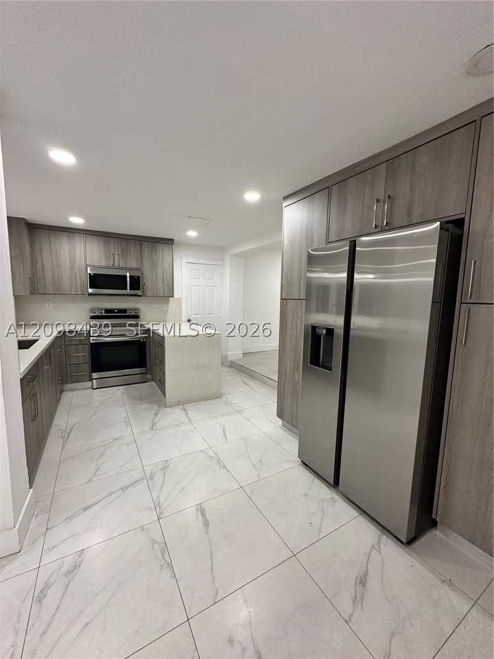 380 W 32nd St #1 - Photo 7 of 23