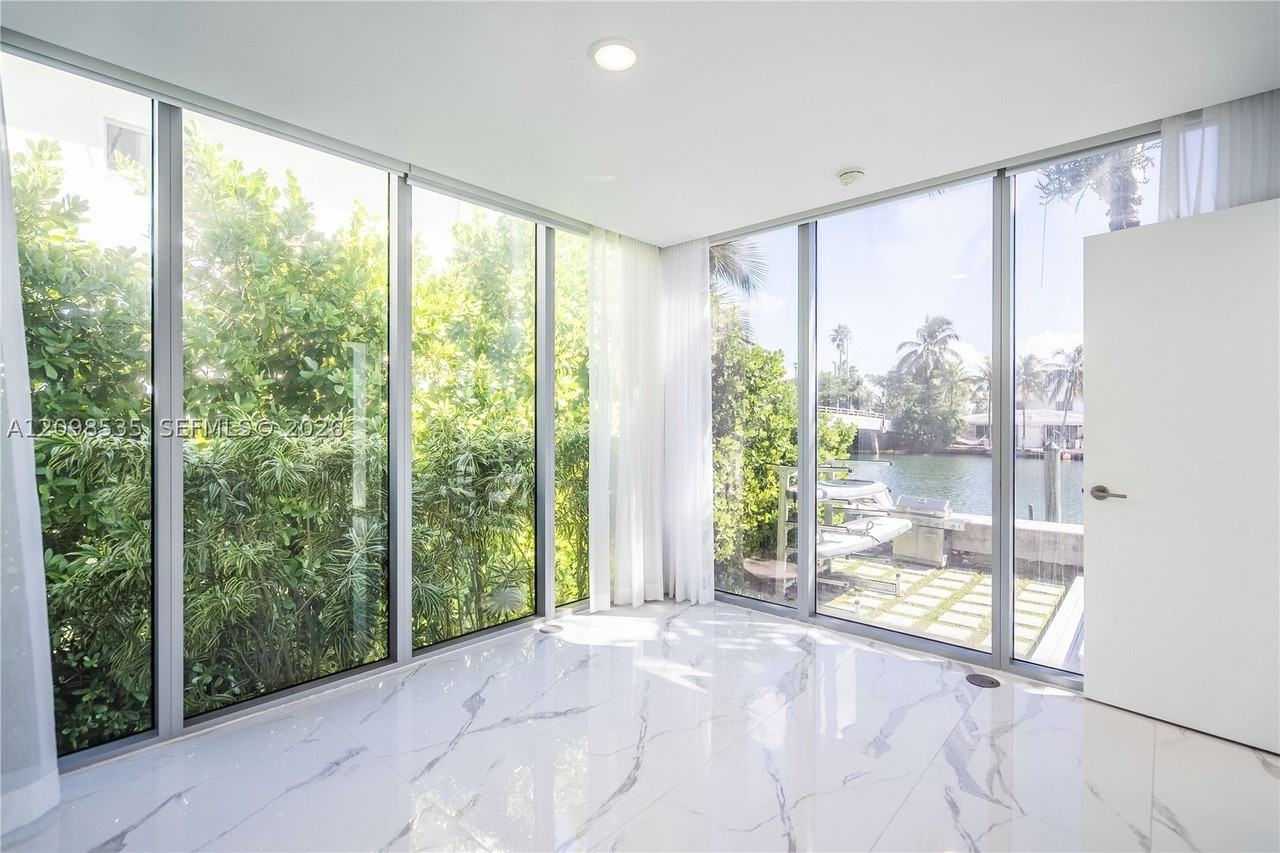 8425 Crespi Blvd #TH2 - Photo 7 of 23