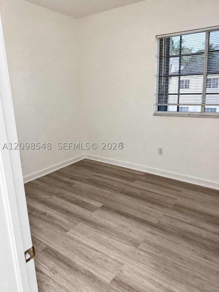 374 Ne 26th Ave #203 - Photo 4 of 8