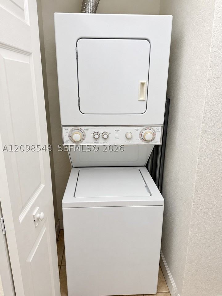 374 Ne 26th Ave #203 - Photo 5 of 8