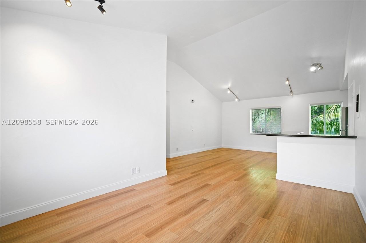 210 Ne 51st St #3 - Photo 5 of 24