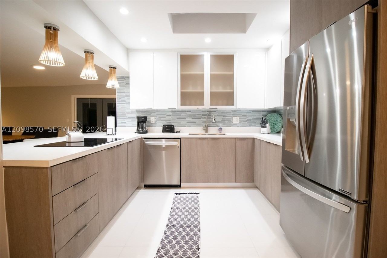 1321 Ne 14th St - Photo 6 of 24