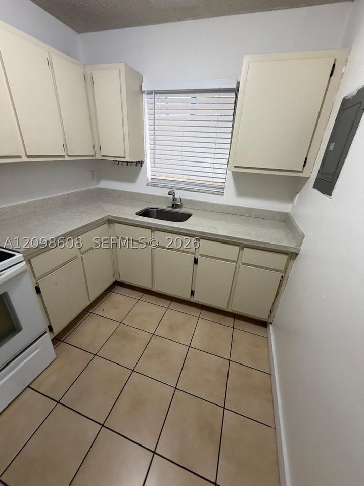 1501 W 42nd St #201 - Photo 4 of 12