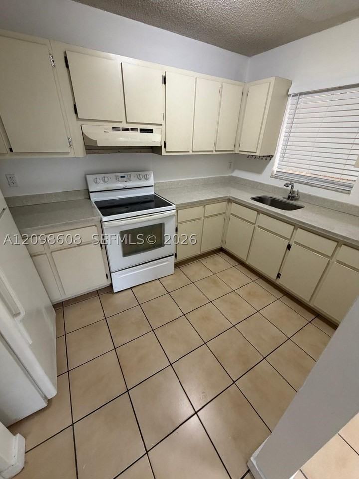 1501 W 42nd St #201 - Photo 6 of 12