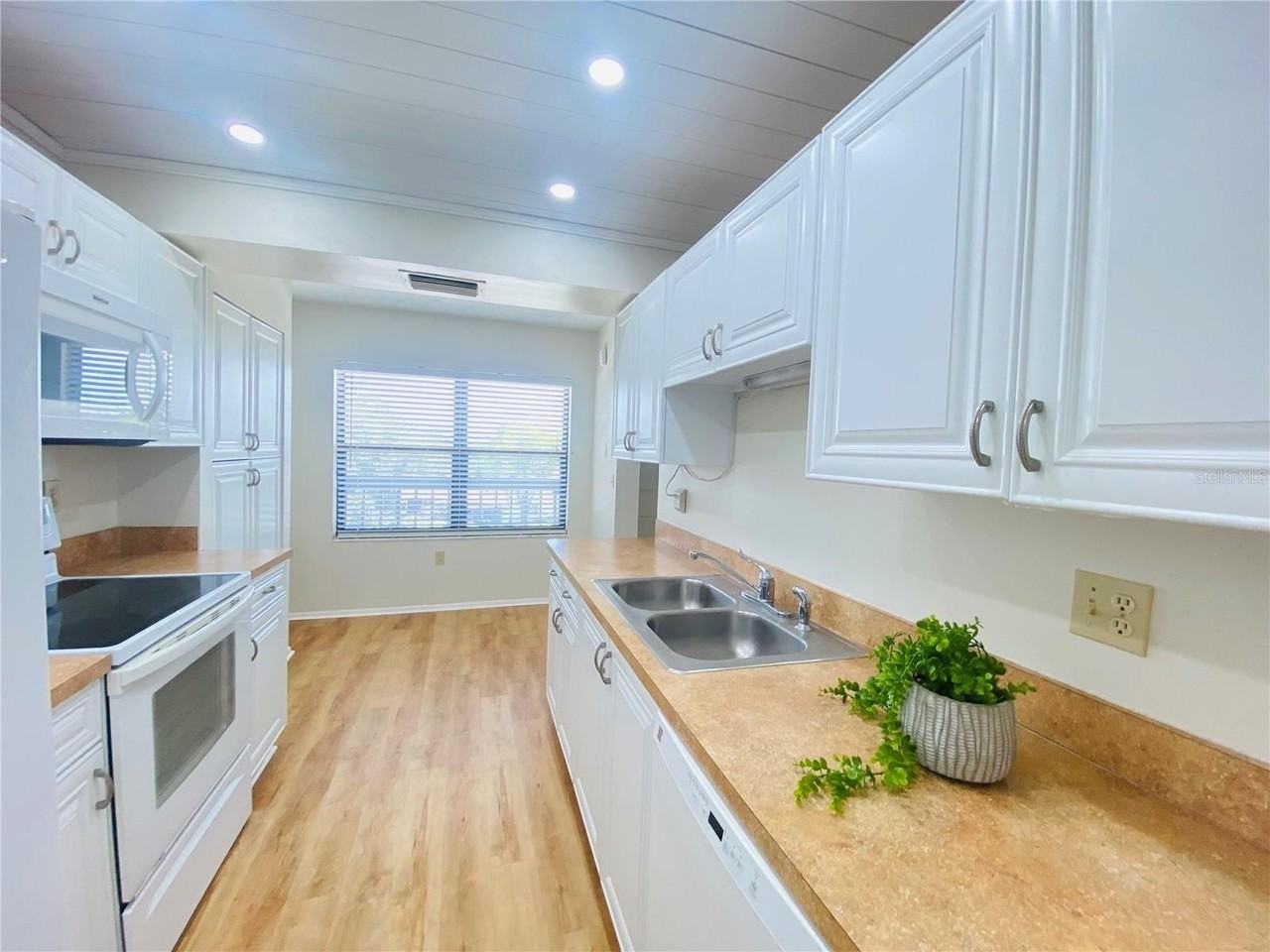505 30th Ave W #E406 - Photo 6 of 40