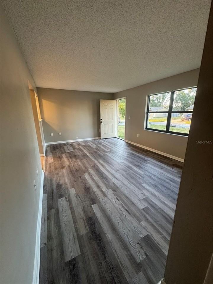 121 Shannon Dr - Photo 3 of 12