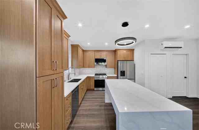 2529 Walnut Ave - Photo 4 of 8