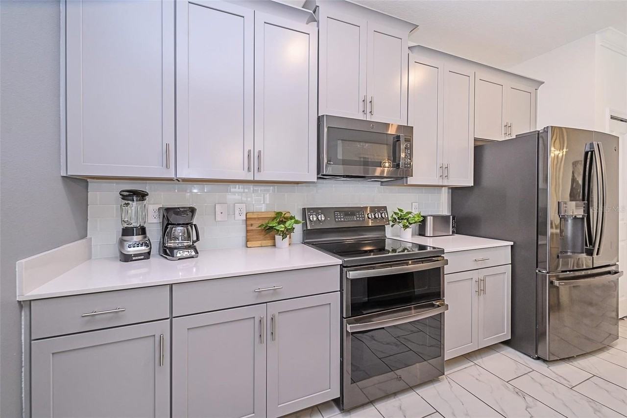 984 Leader St - Photo 6 of 35