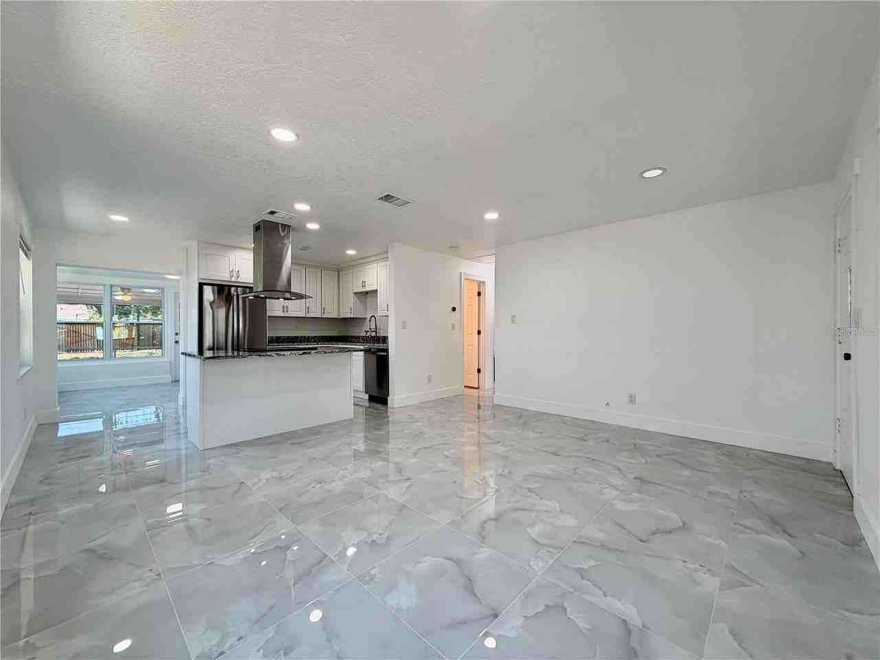 166 Sw Lincoln Cir N - Photo 3 of 34