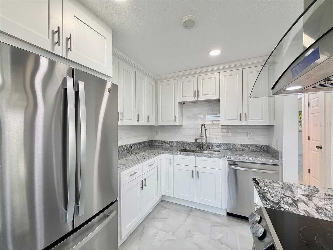 166 Sw Lincoln Cir N - Photo 7 of 34