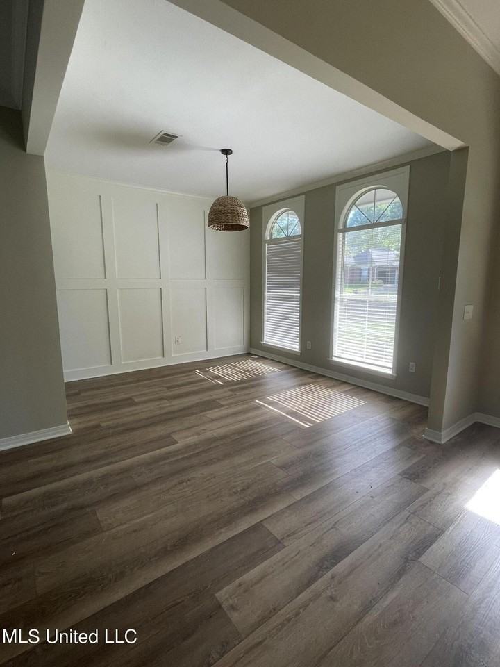 613 Spring Grv - Photo 4 of 18