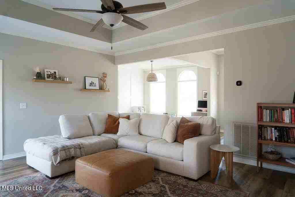 613 Spring Grv - Photo 5 of 18