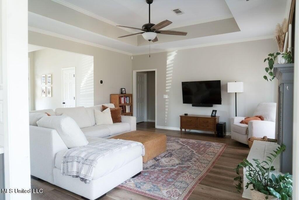 613 Spring Grv - Photo 6 of 18