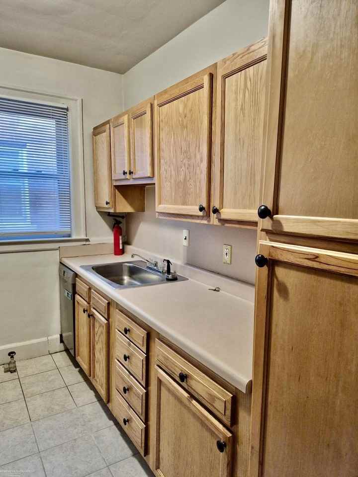 891, 1S Beaconsfield Avenue - Photo 7 of 19