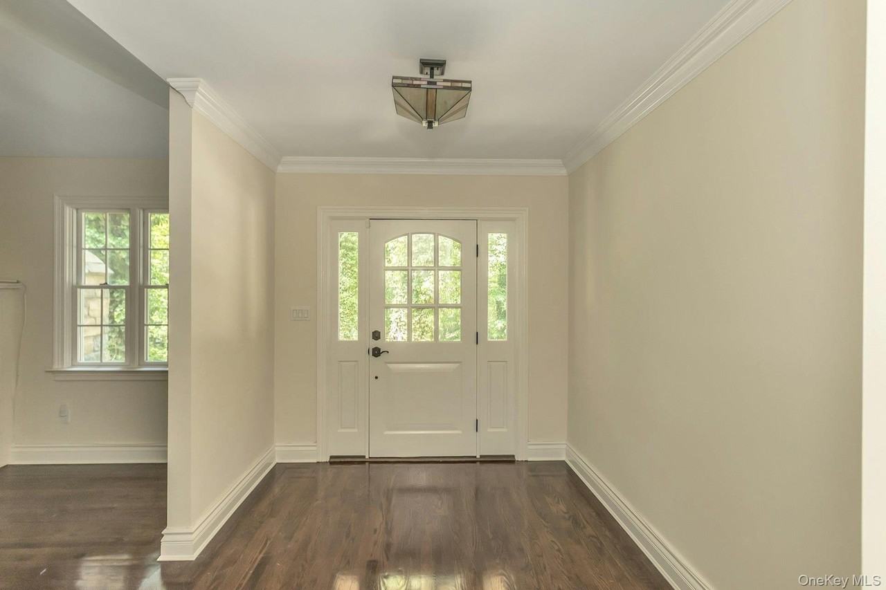 10 Laurel Cove Rd - Photo 3 of 36