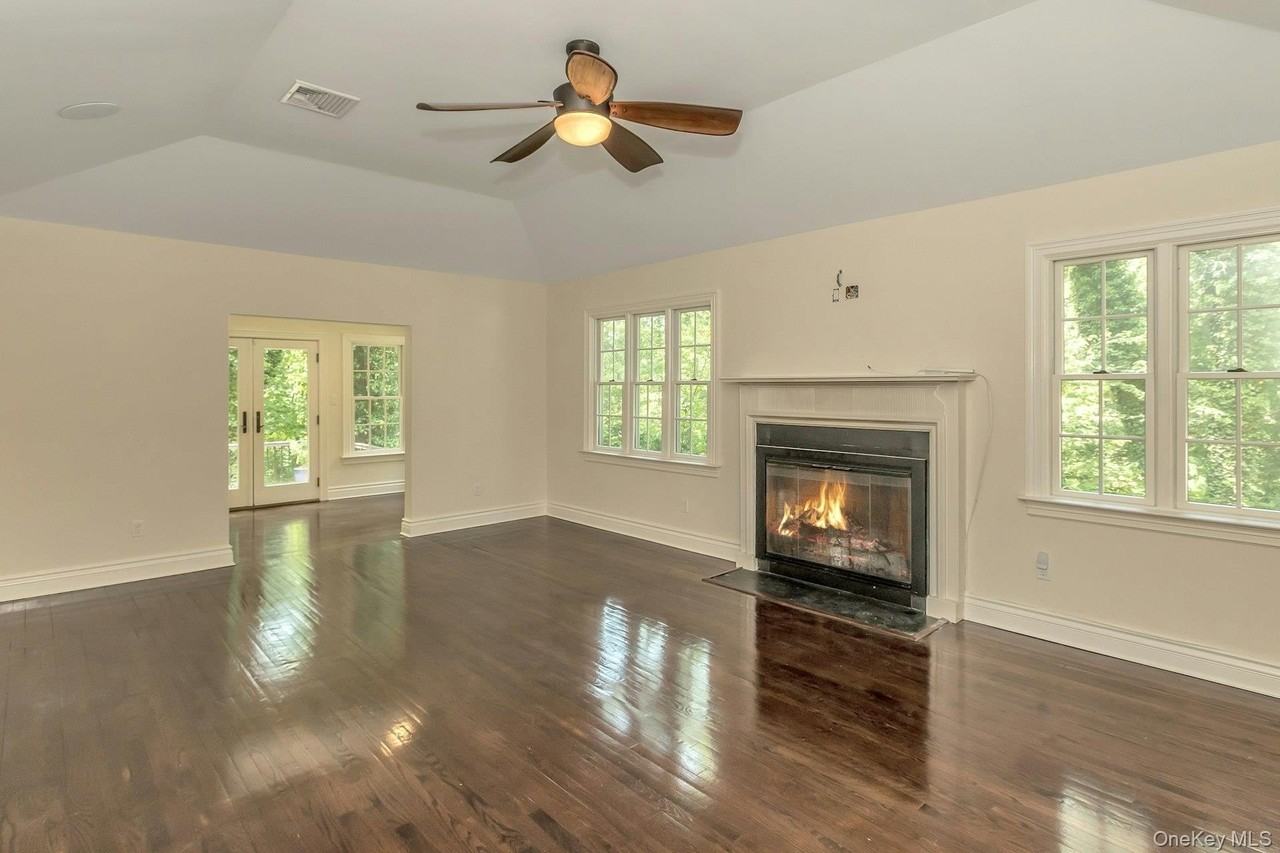 10 Laurel Cove Rd - Photo 4 of 36