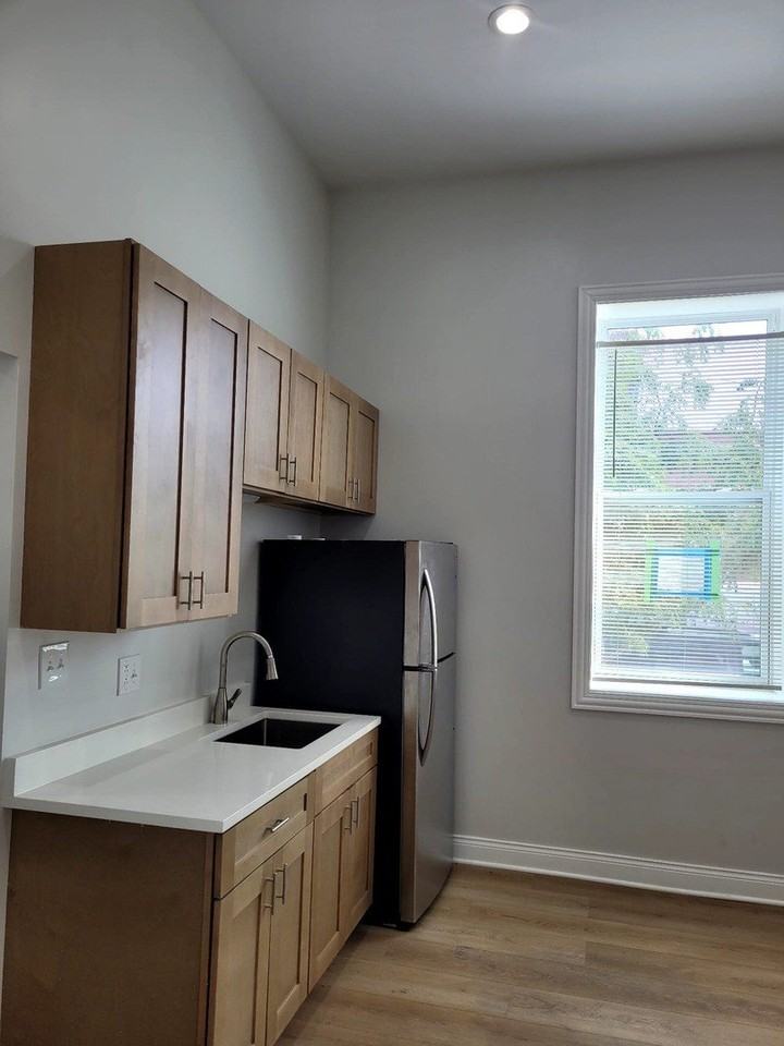 2458 S Sawyer Ave #2F - Photo 2 of 8