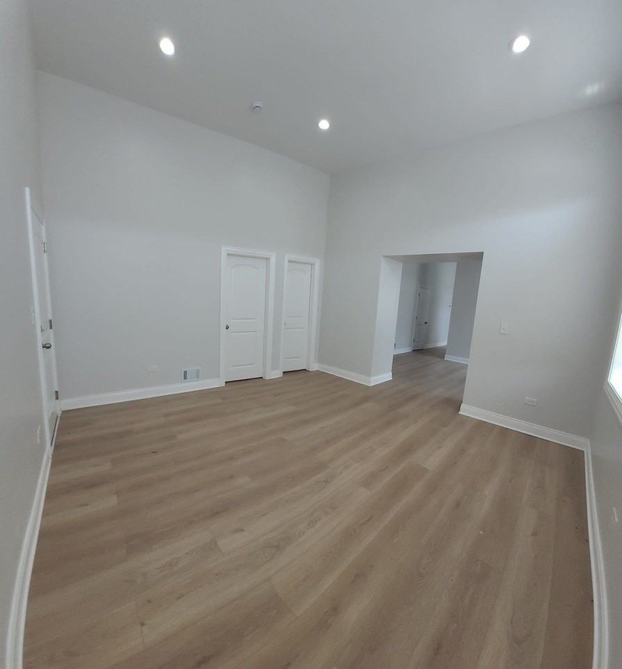 2458 S Sawyer Ave #2F - Photo 3 of 8