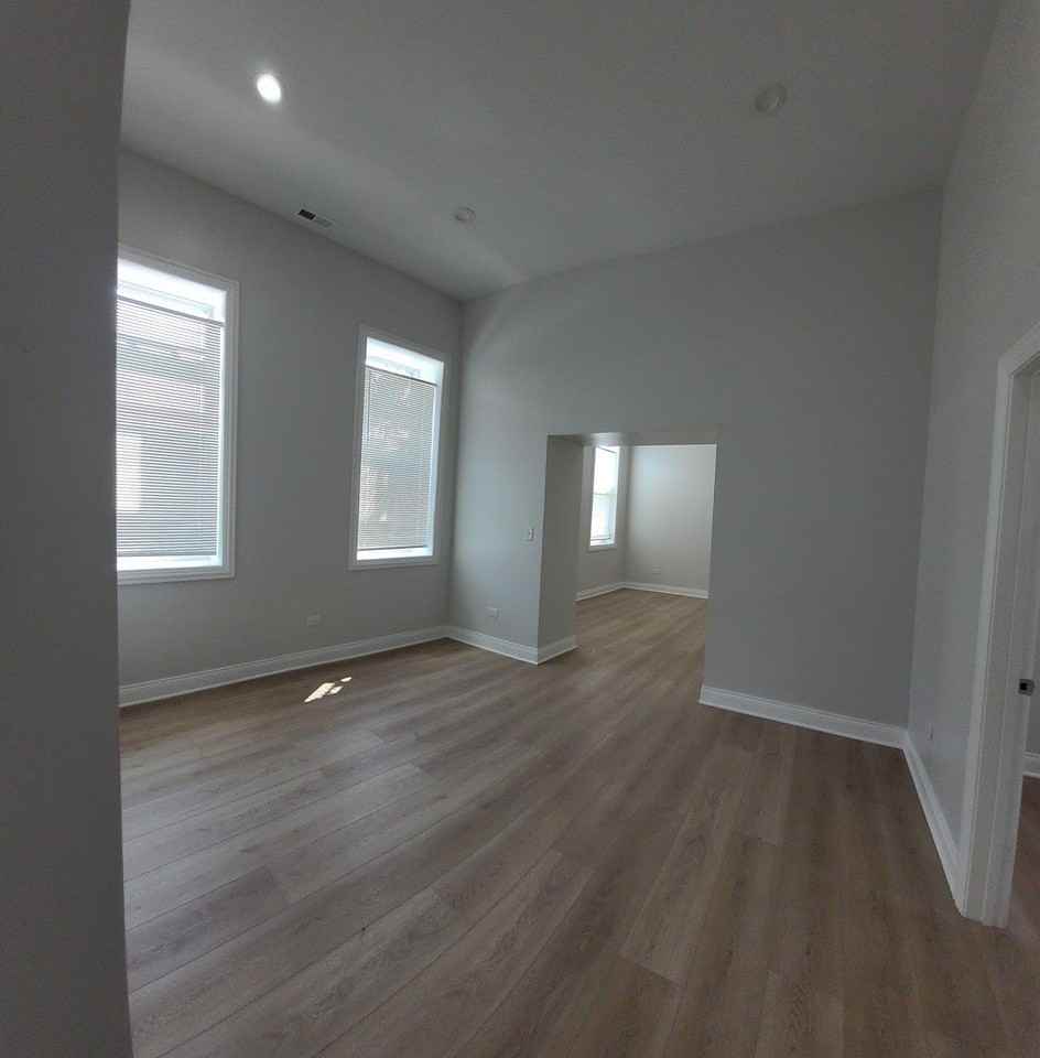 2458 S Sawyer Ave #2F - Photo 4 of 8