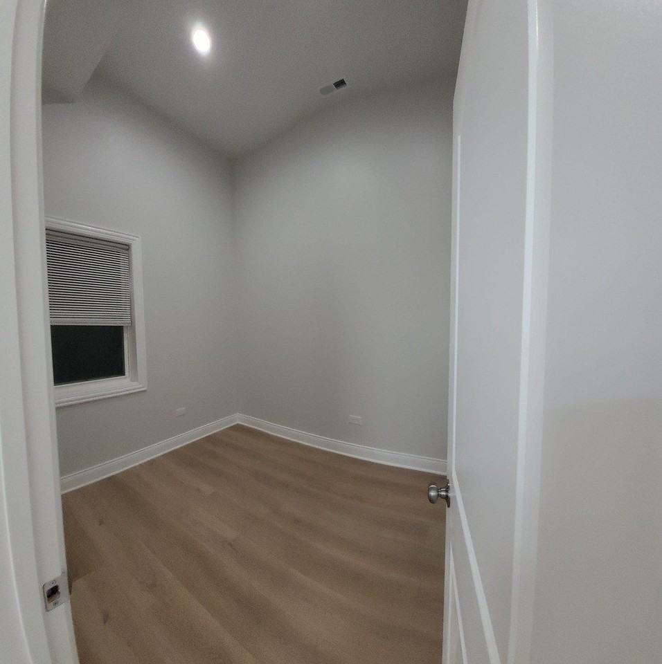 2458 S Sawyer Ave #2F - Photo 6 of 8